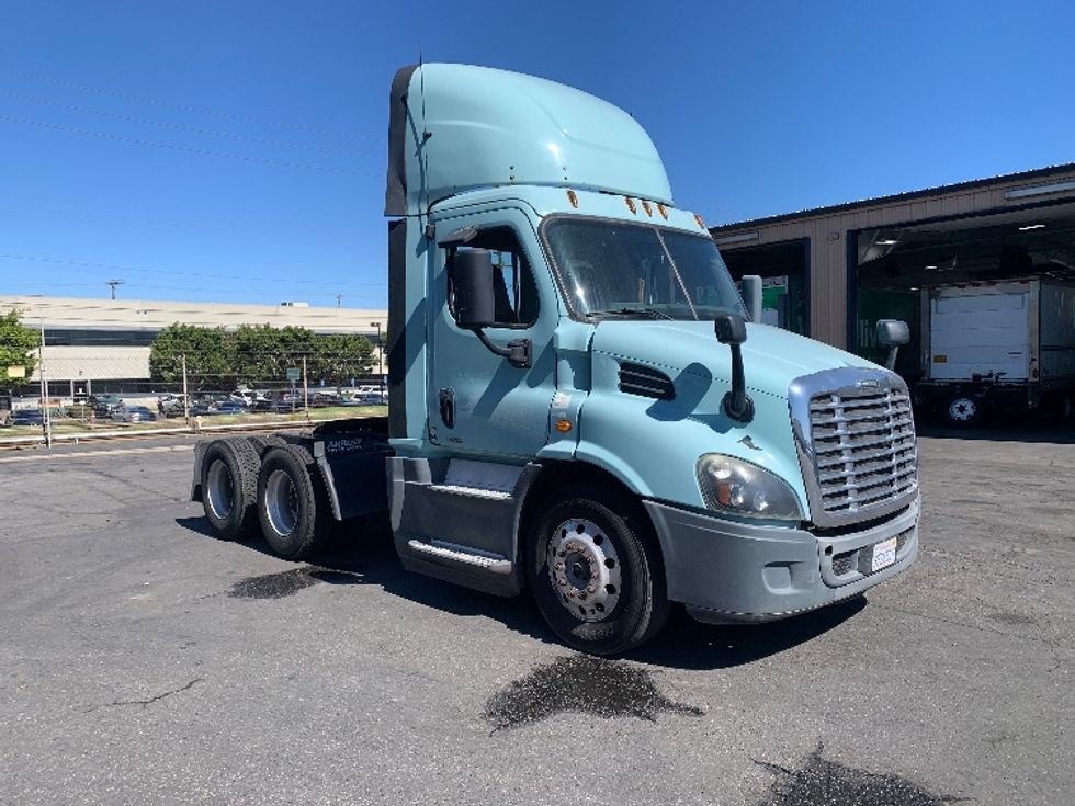 Day Cab Tractor-Heavy Duty Tractors-Freightliner-2015-Cascadia 12564ST-Torrance-CA-452,681\n\t\tmiles-$ 15,000 - Image 1