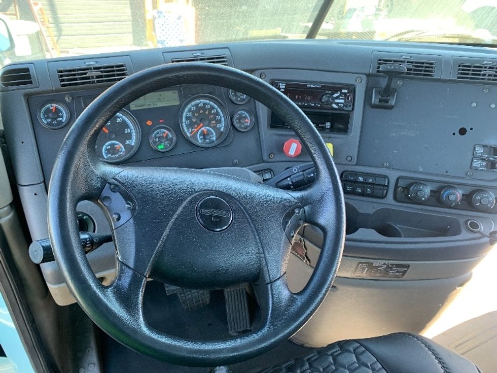 Day Cab Tractor-Heavy Duty Tractors-Freightliner-2015-Cascadia 12564ST-Torrance-CA-452,681\n\t\tmiles-$ 15,000 - Image 11