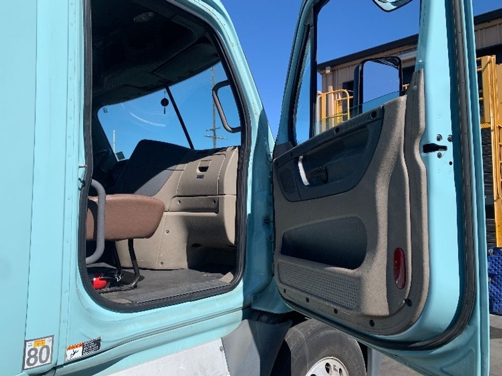 Day Cab Tractor-Heavy Duty Tractors-Freightliner-2015-Cascadia 12564ST-Torrance-CA-452,681\n\t\tmiles-$ 15,000 - Image 12