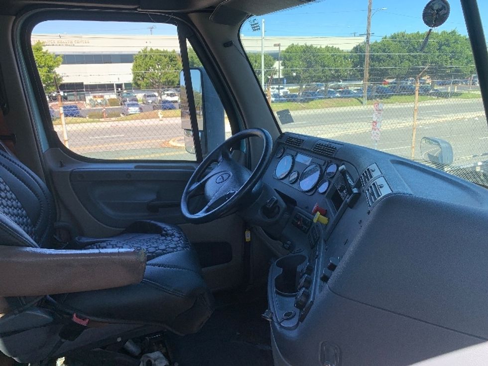 Day Cab Tractor-Heavy Duty Tractors-Freightliner-2015-Cascadia 12564ST-Torrance-CA-452,681\n\t\tmiles-$ 15,000 - Image 14