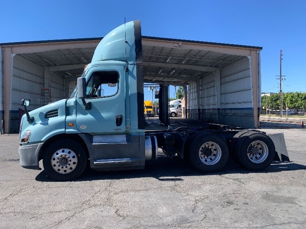 Day Cab Tractor-Heavy Duty Tractors-Freightliner-2015-Cascadia 12564ST-Torrance-CA-452,681\n\t\tmiles-$ 15,000 - Image 4
