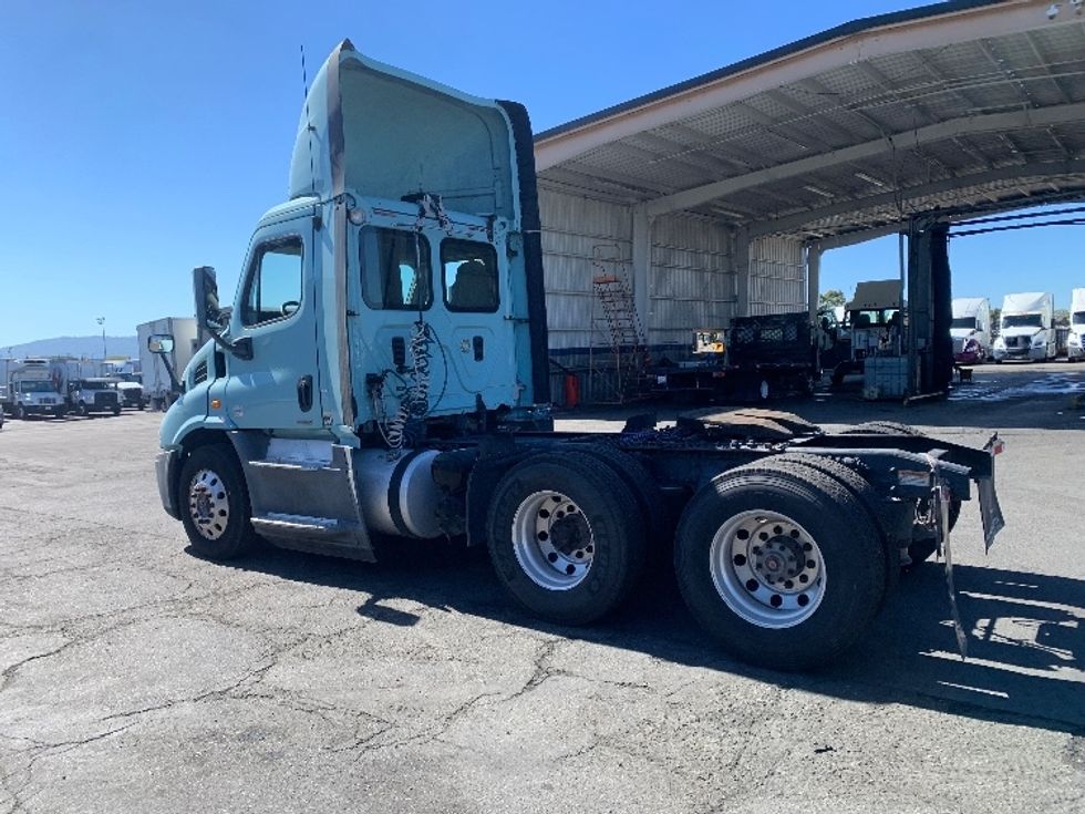 Day Cab Tractor-Heavy Duty Tractors-Freightliner-2015-Cascadia 12564ST-Torrance-CA-452,681\n\t\tmiles-$ 15,000 - Image 5