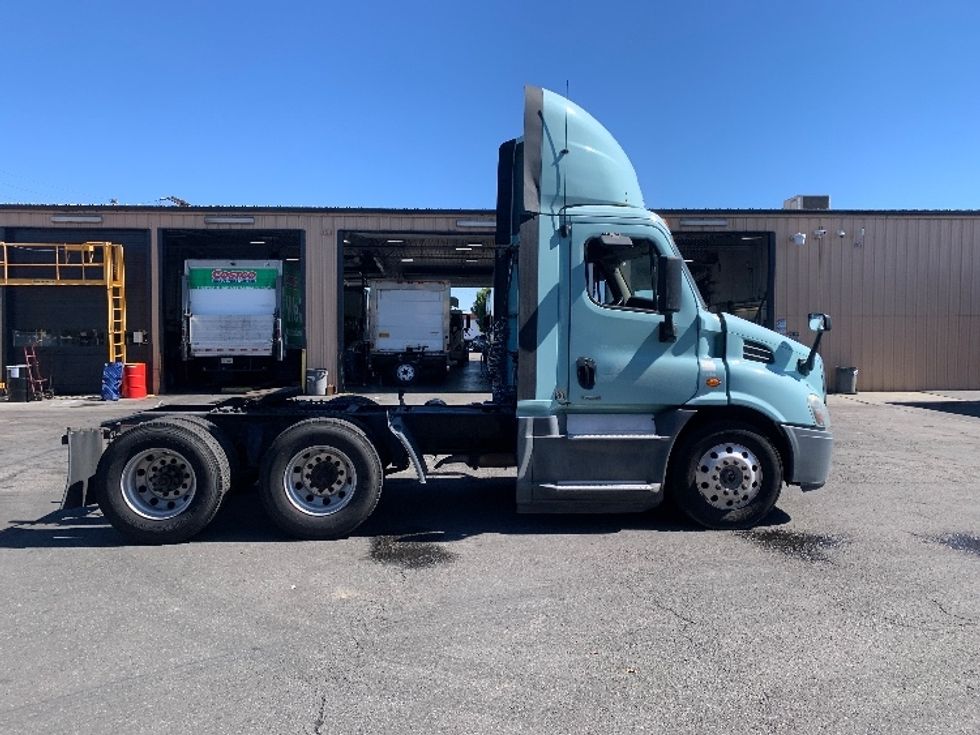 Day Cab Tractor-Heavy Duty Tractors-Freightliner-2015-Cascadia 12564ST-Torrance-CA-452,681\n\t\tmiles-$ 15,000 - Image 8