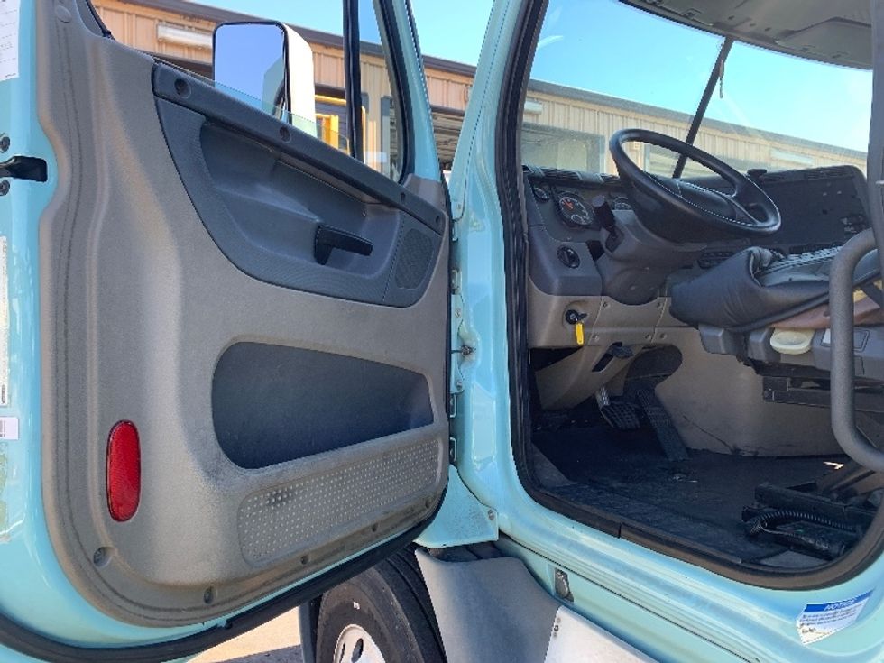 Day Cab Tractor-Heavy Duty Tractors-Freightliner-2015-Cascadia 12564ST-Torrance-CA-452,681\n\t\tmiles-$ 15,000 - Image 9