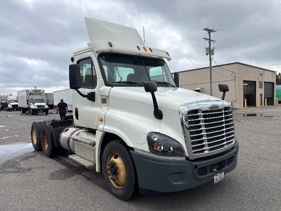 Day Cab Tractor-Heavy Duty Tractors-Freightliner-2015-Cascadia 12564ST-Twinsburg-OH-367,576\n\t\tmiles-$ 19,500 - Image 1