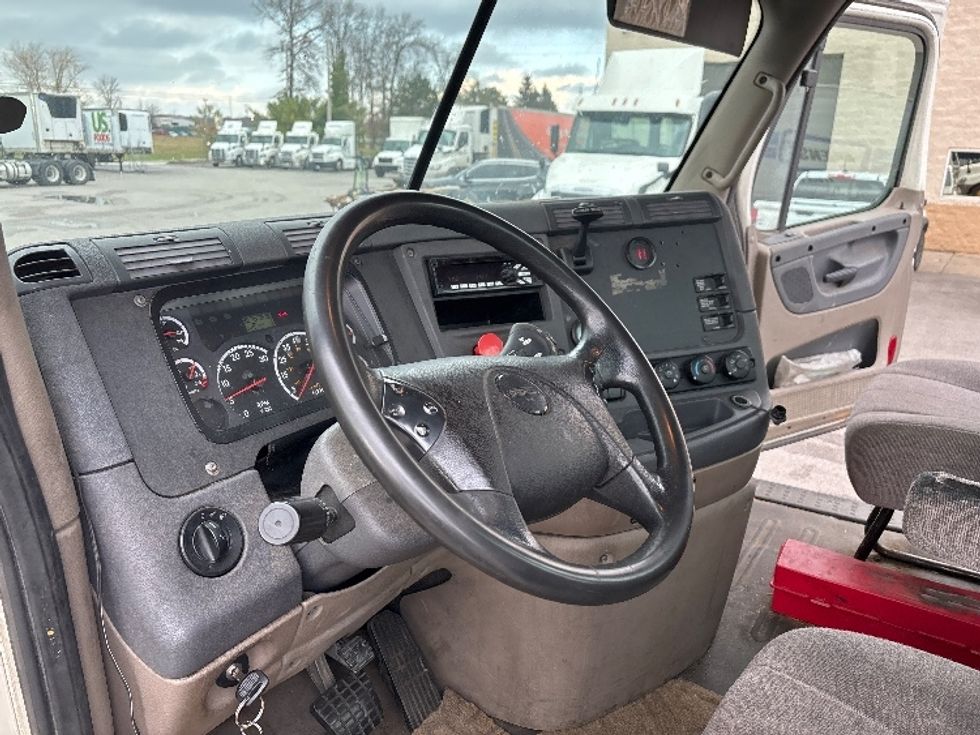 Day Cab Tractor-Heavy Duty Tractors-Freightliner-2015-Cascadia 12564ST-Twinsburg-OH-367,576\n\t\tmiles-$ 19,500 - Image 10