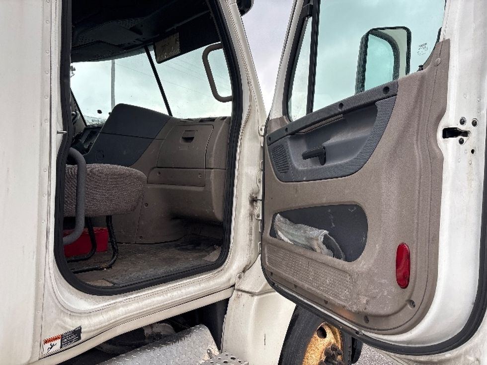 Day Cab Tractor-Heavy Duty Tractors-Freightliner-2015-Cascadia 12564ST-Twinsburg-OH-367,576\n\t\tmiles-$ 19,500 - Image 12