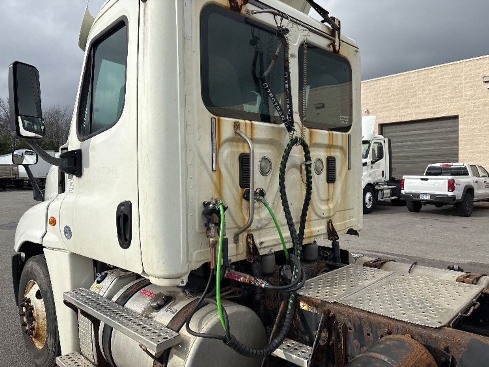 Day Cab Tractor-Heavy Duty Tractors-Freightliner-2015-Cascadia 12564ST-Twinsburg-OH-367,576\n\t\tmiles-$ 19,500 - Image 17