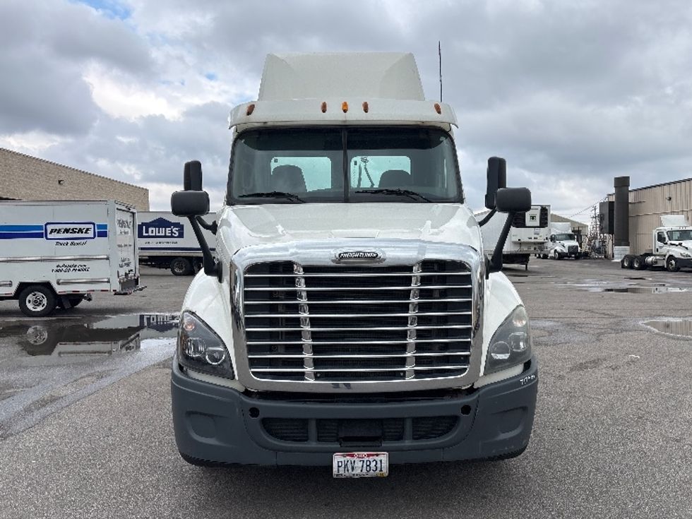 Day Cab Tractor-Heavy Duty Tractors-Freightliner-2015-Cascadia 12564ST-Twinsburg-OH-367,576\n\t\tmiles-$ 19,500 - Image 2
