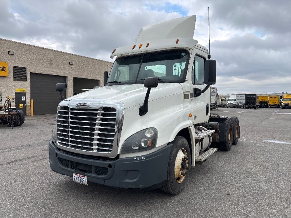 Day Cab Tractor-Heavy Duty Tractors-Freightliner-2015-Cascadia 12564ST-Twinsburg-OH-367,576\n\t\tmiles-$ 19,500 - Image 3