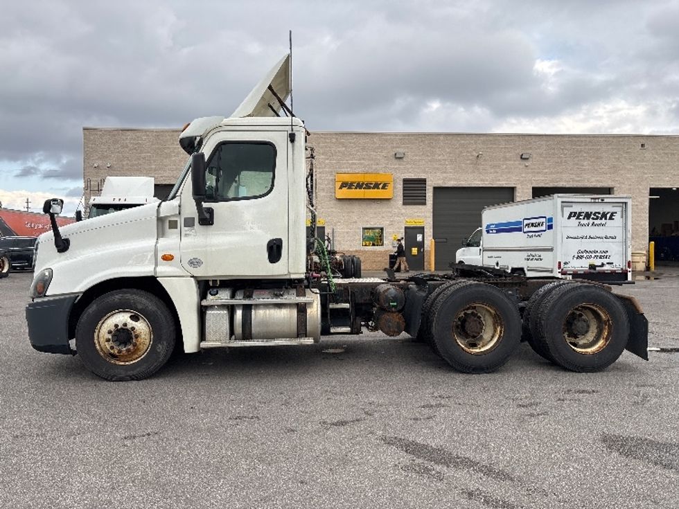 Day Cab Tractor-Heavy Duty Tractors-Freightliner-2015-Cascadia 12564ST-Twinsburg-OH-367,576\n\t\tmiles-$ 19,500 - Image 4