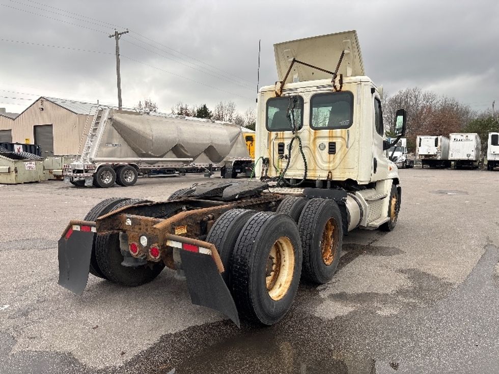 Day Cab Tractor-Heavy Duty Tractors-Freightliner-2015-Cascadia 12564ST-Twinsburg-OH-367,576\n\t\tmiles-$ 19,500 - Image 7