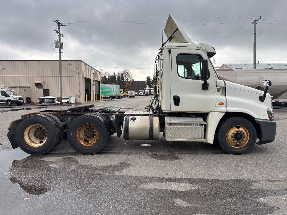 Day Cab Tractor-Heavy Duty Tractors-Freightliner-2015-Cascadia 12564ST-Twinsburg-OH-367,576\n\t\tmiles-$ 19,500 - Image 8