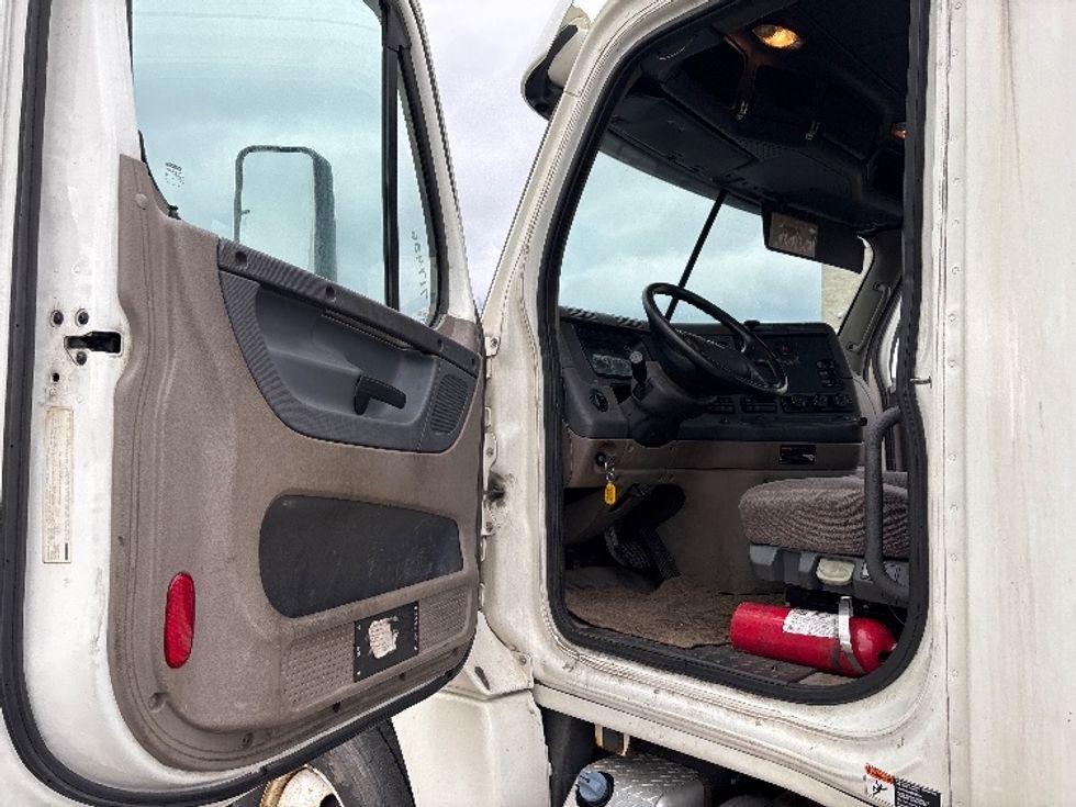 Day Cab Tractor-Heavy Duty Tractors-Freightliner-2015-Cascadia 12564ST-Twinsburg-OH-367,576\n\t\tmiles-$ 19,500 - Image 9