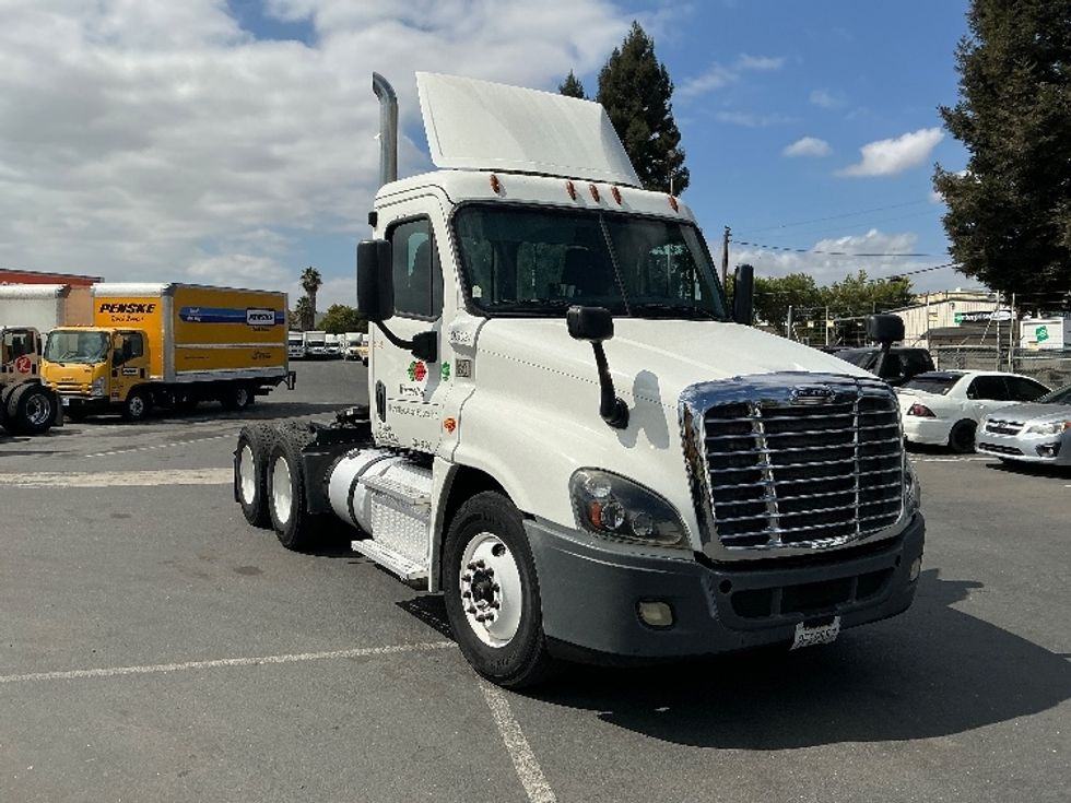 Day Cab Tractor-Heavy Duty Tractors-Freightliner-2015-Cascadia 12564ST-West Sacramento-CA-405,030\n\t\tmiles-$ 27,500 - Image 1