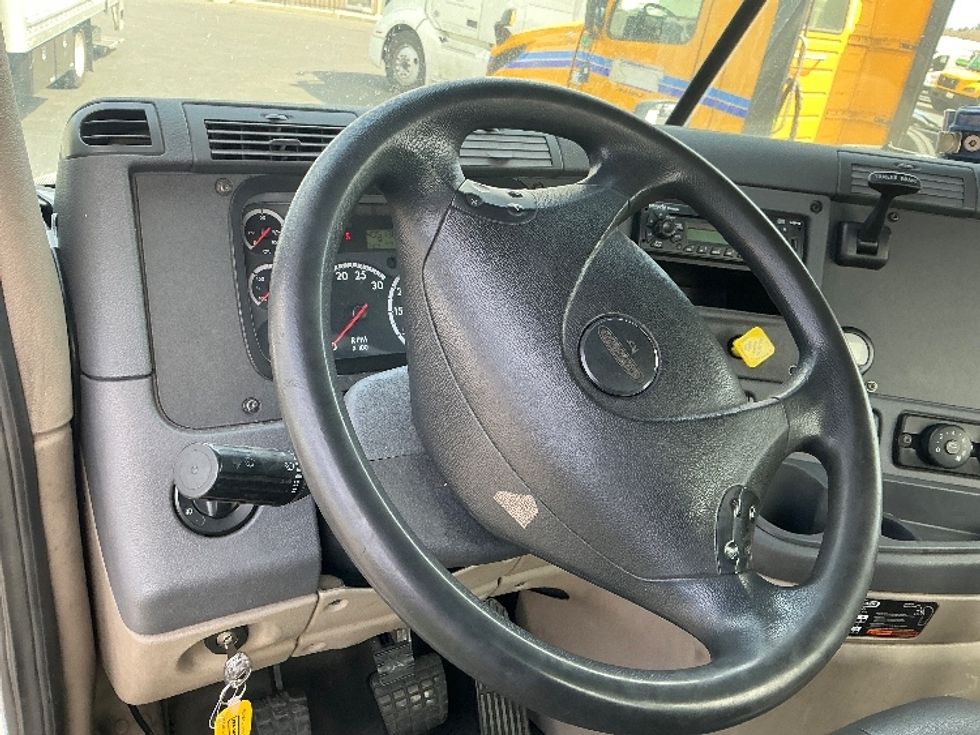 Day Cab Tractor-Heavy Duty Tractors-Freightliner-2015-Cascadia 12564ST-West Sacramento-CA-405,030\n\t\tmiles-$ 27,500 - Image 10