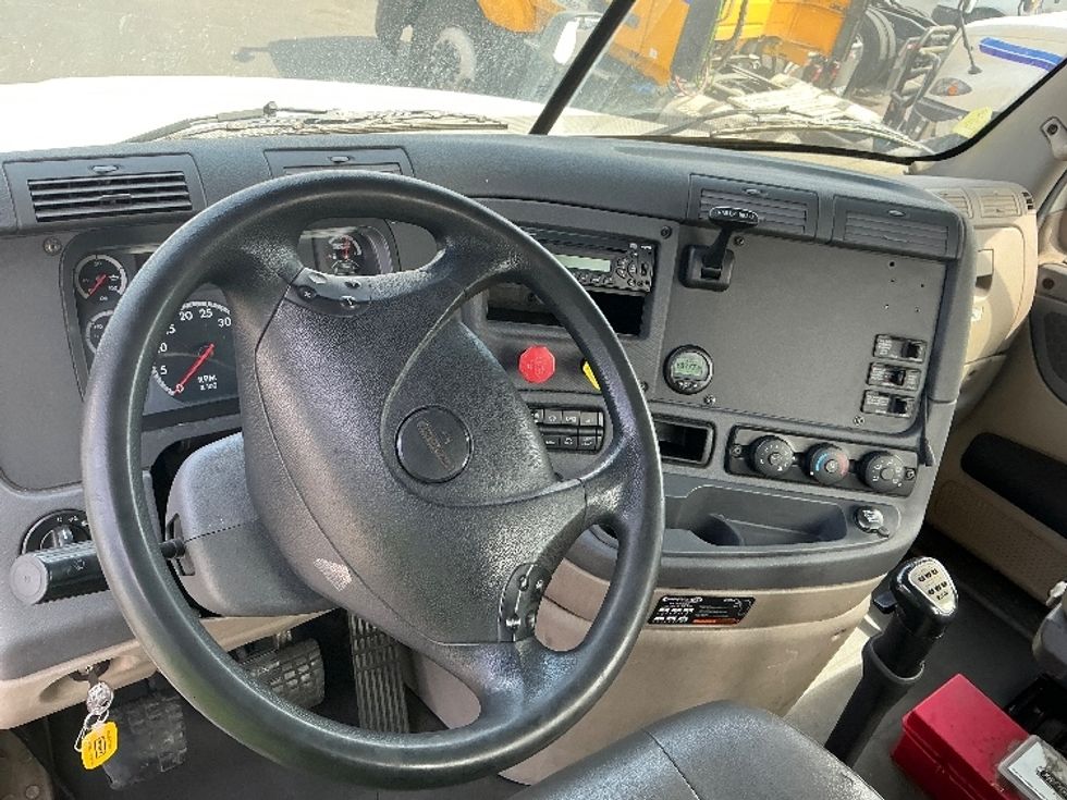 Day Cab Tractor-Heavy Duty Tractors-Freightliner-2015-Cascadia 12564ST-West Sacramento-CA-405,030\n\t\tmiles-$ 27,500 - Image 11