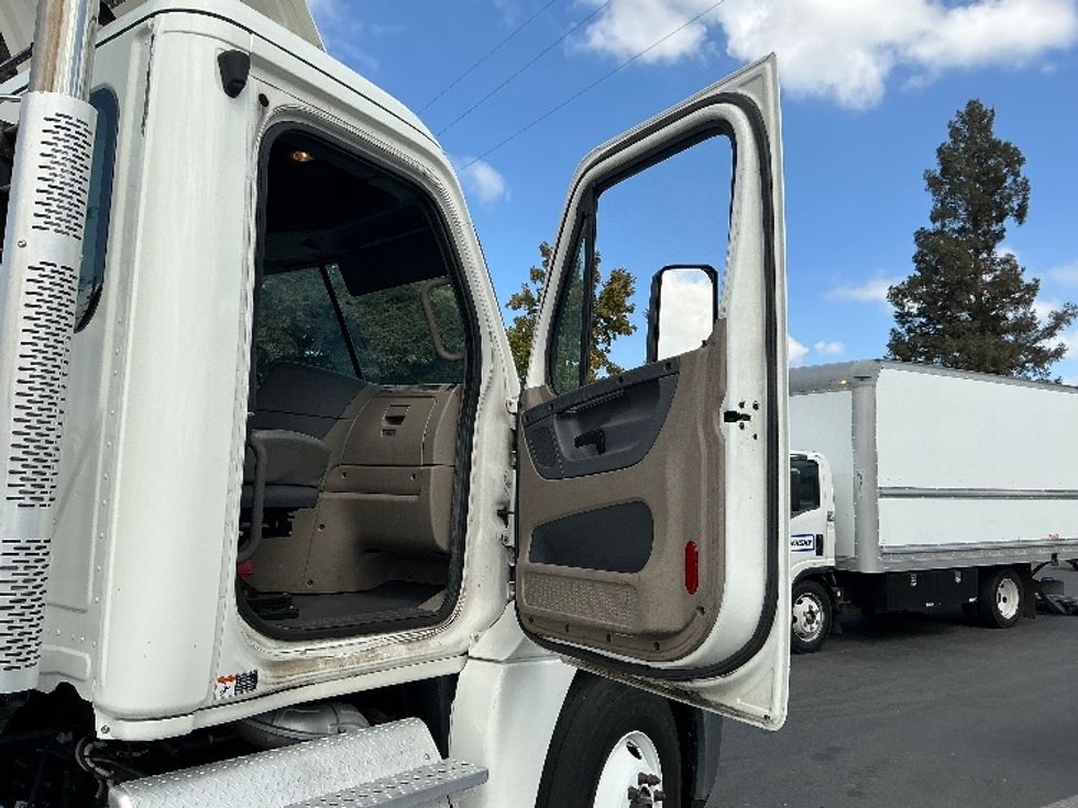 Day Cab Tractor-Heavy Duty Tractors-Freightliner-2015-Cascadia 12564ST-West Sacramento-CA-405,030\n\t\tmiles-$ 27,500 - Image 12