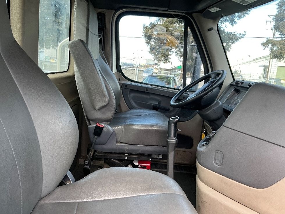 Day Cab Tractor-Heavy Duty Tractors-Freightliner-2015-Cascadia 12564ST-West Sacramento-CA-405,030\n\t\tmiles-$ 27,500 - Image 14
