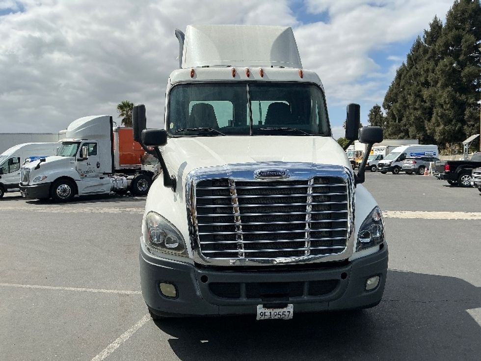 Day Cab Tractor-Heavy Duty Tractors-Freightliner-2015-Cascadia 12564ST-West Sacramento-CA-405,030\n\t\tmiles-$ 27,500 - Image 2