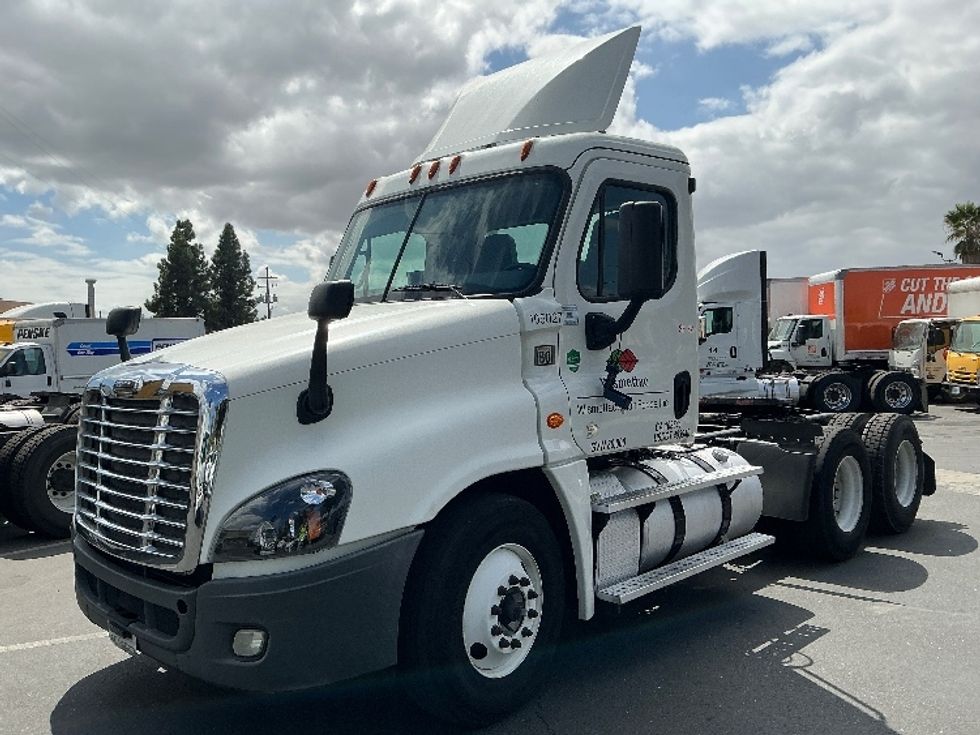 Day Cab Tractor-Heavy Duty Tractors-Freightliner-2015-Cascadia 12564ST-West Sacramento-CA-405,030\n\t\tmiles-$ 27,500 - Image 3