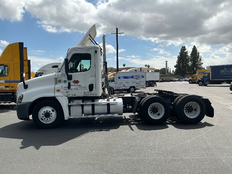 Day Cab Tractor-Heavy Duty Tractors-Freightliner-2015-Cascadia 12564ST-West Sacramento-CA-405,030\n\t\tmiles-$ 27,500 - Image 4