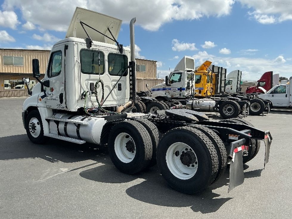 Day Cab Tractor-Heavy Duty Tractors-Freightliner-2015-Cascadia 12564ST-West Sacramento-CA-405,030\n\t\tmiles-$ 27,500 - Image 5
