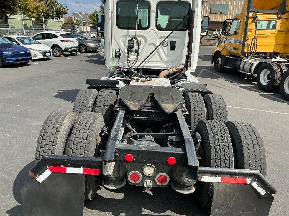 Day Cab Tractor-Heavy Duty Tractors-Freightliner-2015-Cascadia 12564ST-West Sacramento-CA-405,030\n\t\tmiles-$ 27,500 - Image 6