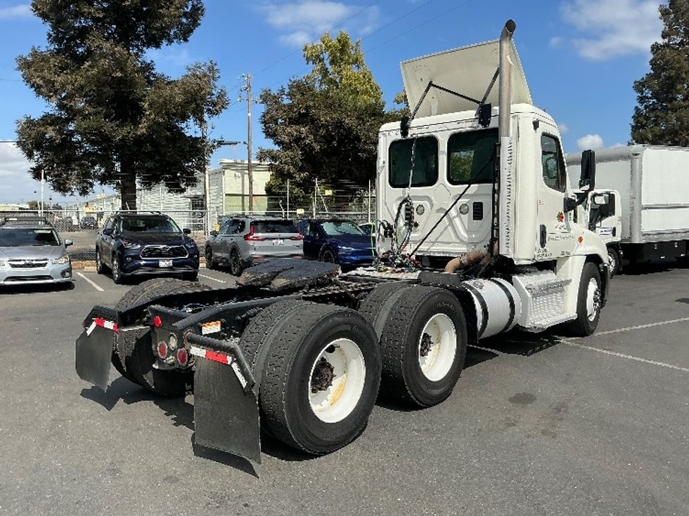 Day Cab Tractor-Heavy Duty Tractors-Freightliner-2015-Cascadia 12564ST-West Sacramento-CA-405,030\n\t\tmiles-$ 27,500 - Image 7