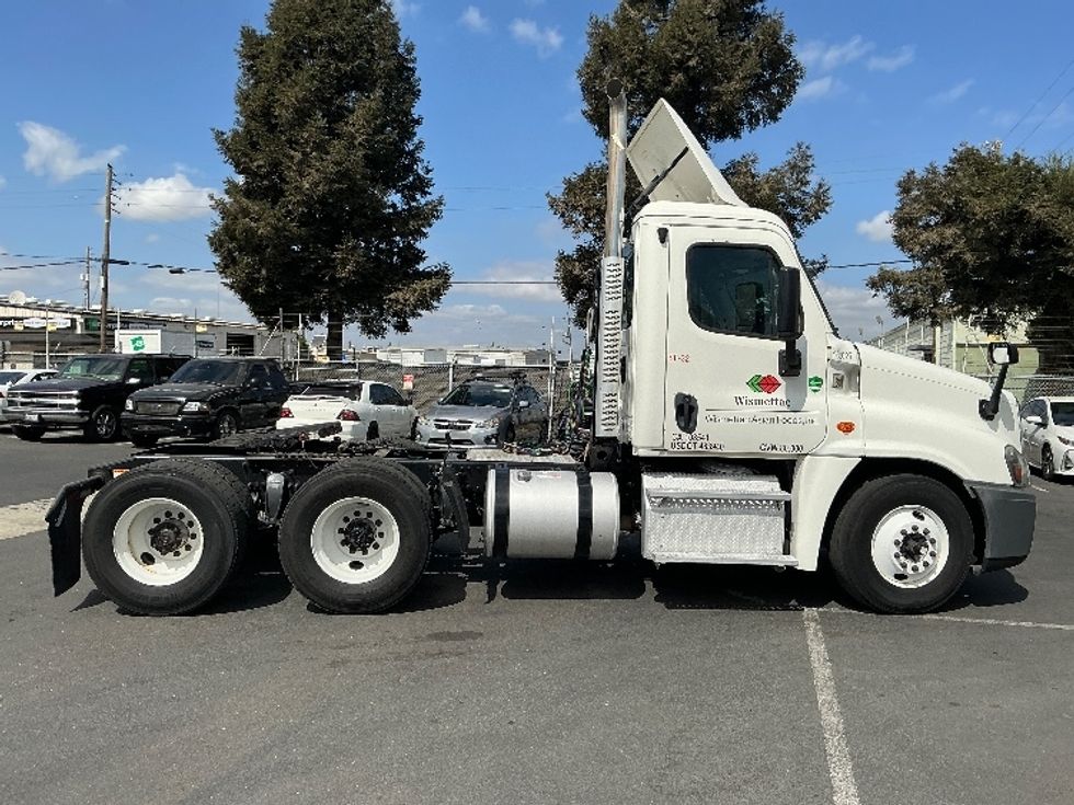 Day Cab Tractor-Heavy Duty Tractors-Freightliner-2015-Cascadia 12564ST-West Sacramento-CA-405,030\n\t\tmiles-$ 27,500 - Image 8