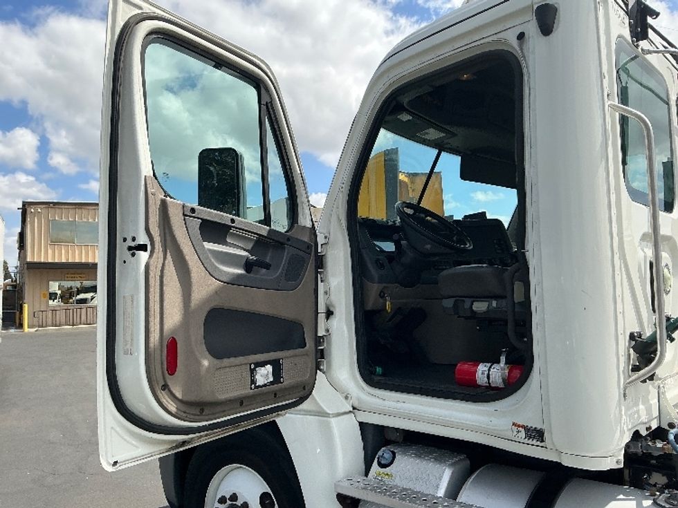 Day Cab Tractor-Heavy Duty Tractors-Freightliner-2015-Cascadia 12564ST-West Sacramento-CA-405,030\n\t\tmiles-$ 27,500 - Image 9