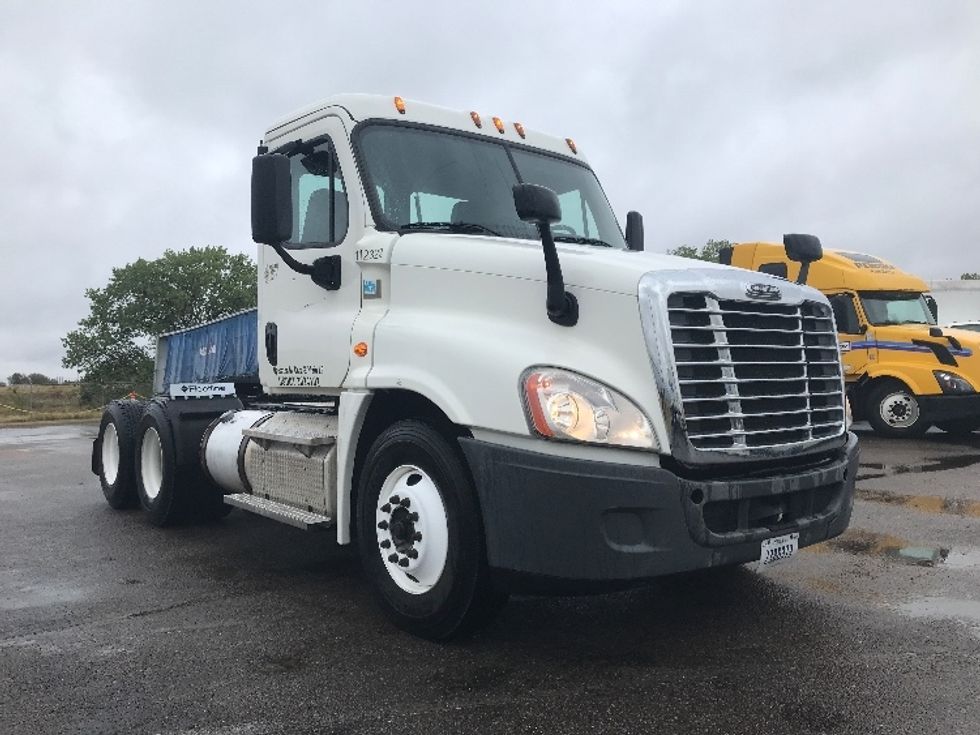 Day Cab Tractor-Heavy Duty Tractors-Freightliner-2015-Cascadia 12564ST-Wichita-KS-206,447 miles-$ 66,750