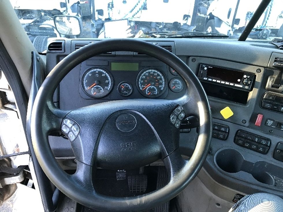 2016 Freightliner Cascadia 113" sleeper cab photo 10