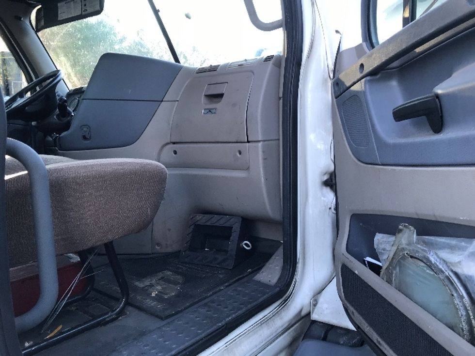 2016 Freightliner Cascadia 113" sleeper cab photo 11