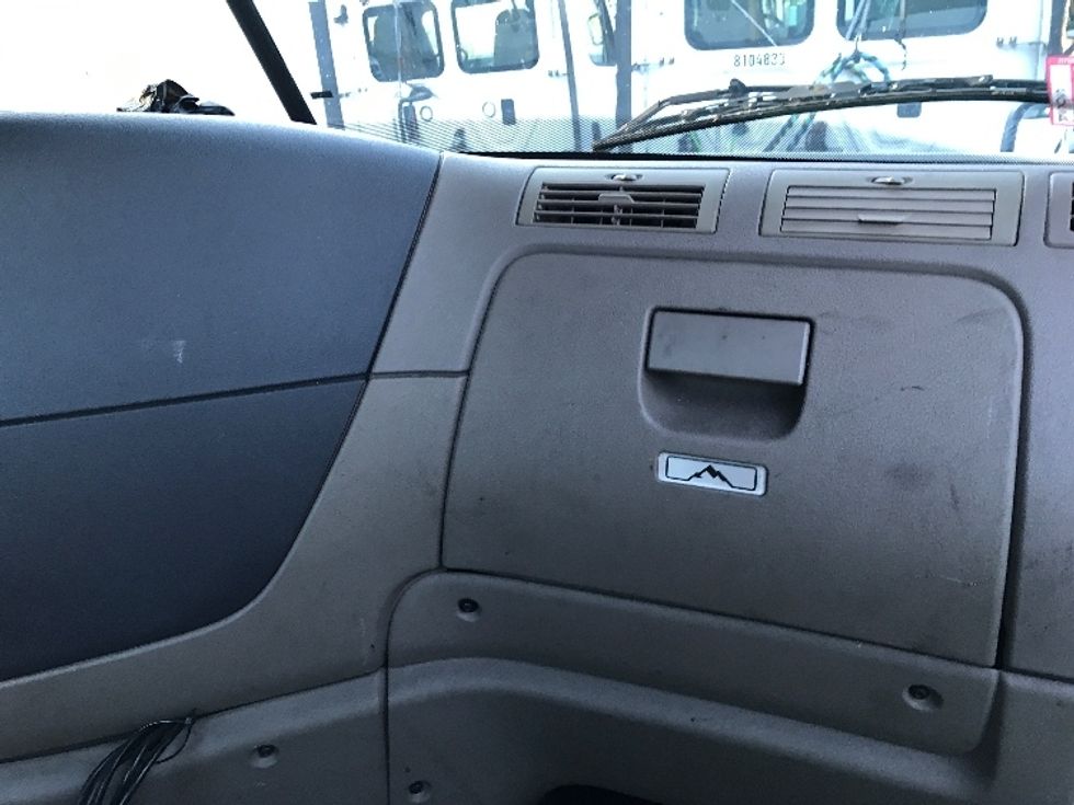 2016 Freightliner Cascadia 113" sleeper cab photo 12