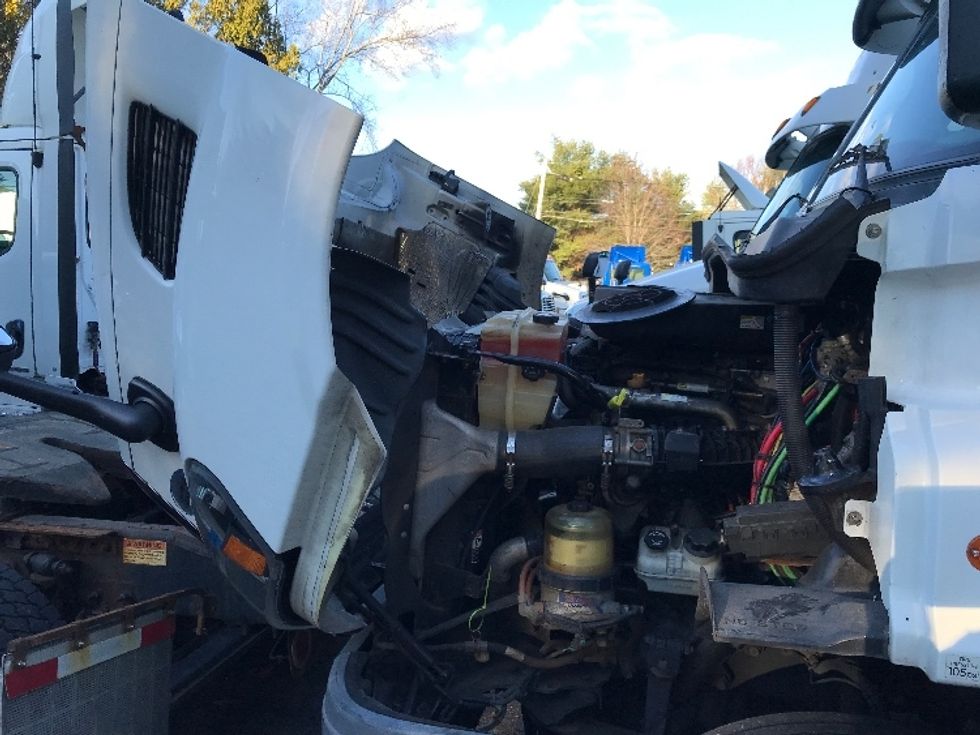 2016 Freightliner Cascadia 113" sleeper cab photo 14