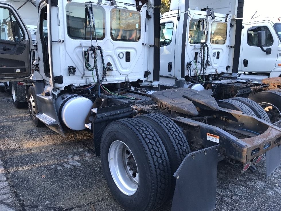 2016 Freightliner Cascadia 113" sleeper cab photo 15