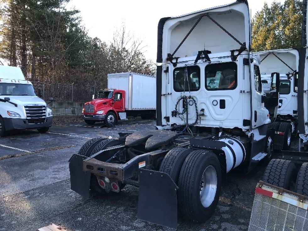 2016 Freightliner Cascadia 113" sleeper cab photo 16