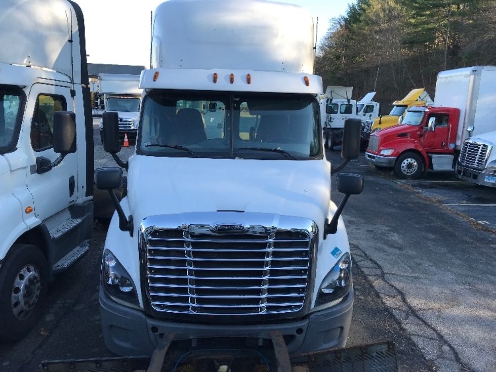 2016 Freightliner Cascadia 113" sleeper cab photo 2