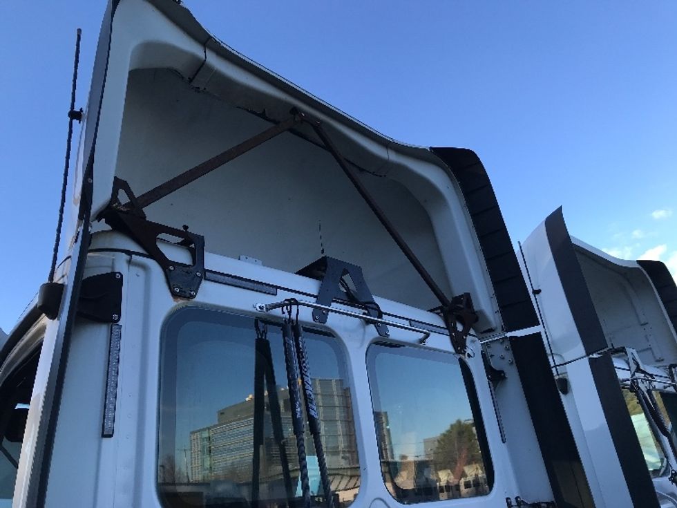 2016 Freightliner Cascadia 113" sleeper cab photo 18