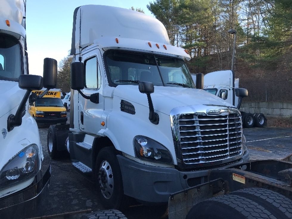 2016 Freightliner Cascadia 113" sleeper cab photo 3