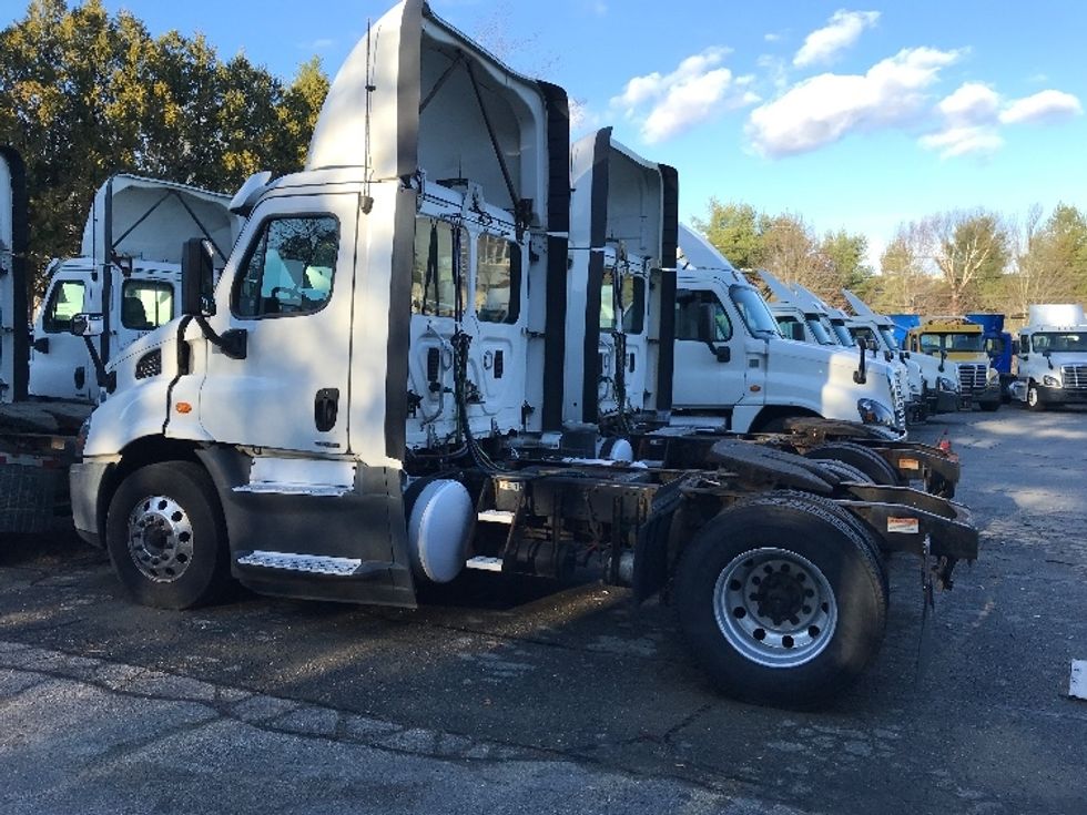2016 Freightliner Cascadia 113" sleeper cab photo 4
