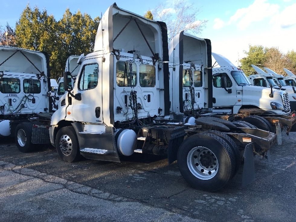 2016 Freightliner Cascadia 113" sleeper cab photo 5