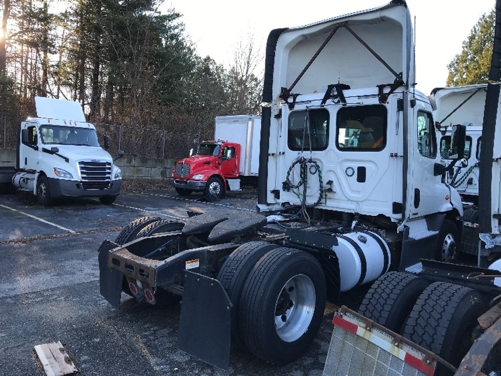 2016 Freightliner Cascadia 113" sleeper cab photo 7