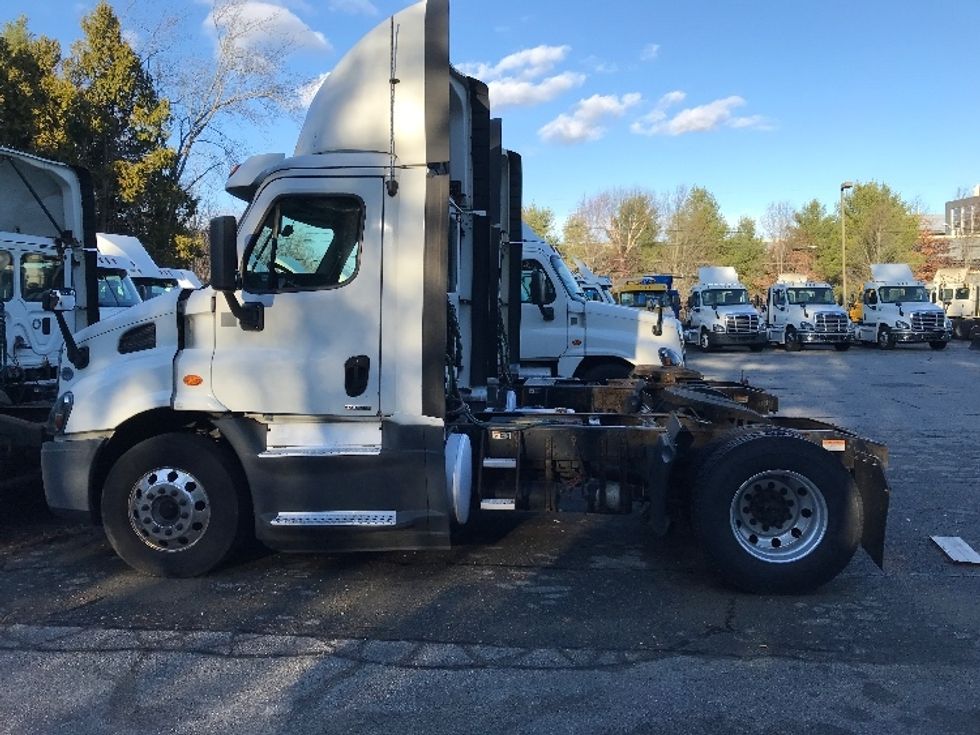 2016 Freightliner Cascadia 113" sleeper cab photo 8