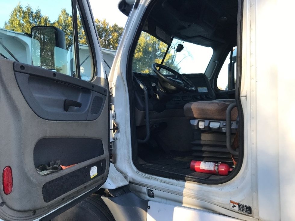 2016 Freightliner Cascadia 113" sleeper cab photo 9