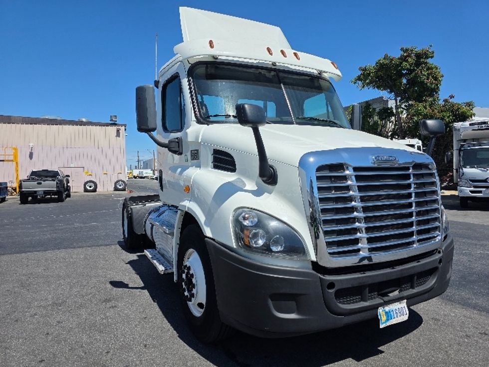 Day Cab Tractor-Heavy Duty Tractors-Freightliner-2016-Cascadia 11342ST-Torrance-CA-304,858\n\t\tmiles-$ 17,500 - Image 1