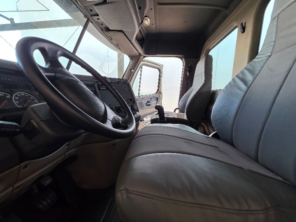 Day Cab Tractor-Heavy Duty Tractors-Freightliner-2016-Cascadia 11342ST-Torrance-CA-304,858\n\t\tmiles-$ 17,500 - Image 10