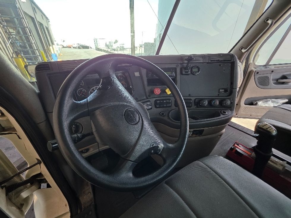 Day Cab Tractor-Heavy Duty Tractors-Freightliner-2016-Cascadia 11342ST-Torrance-CA-304,858\n\t\tmiles-$ 17,500 - Image 11