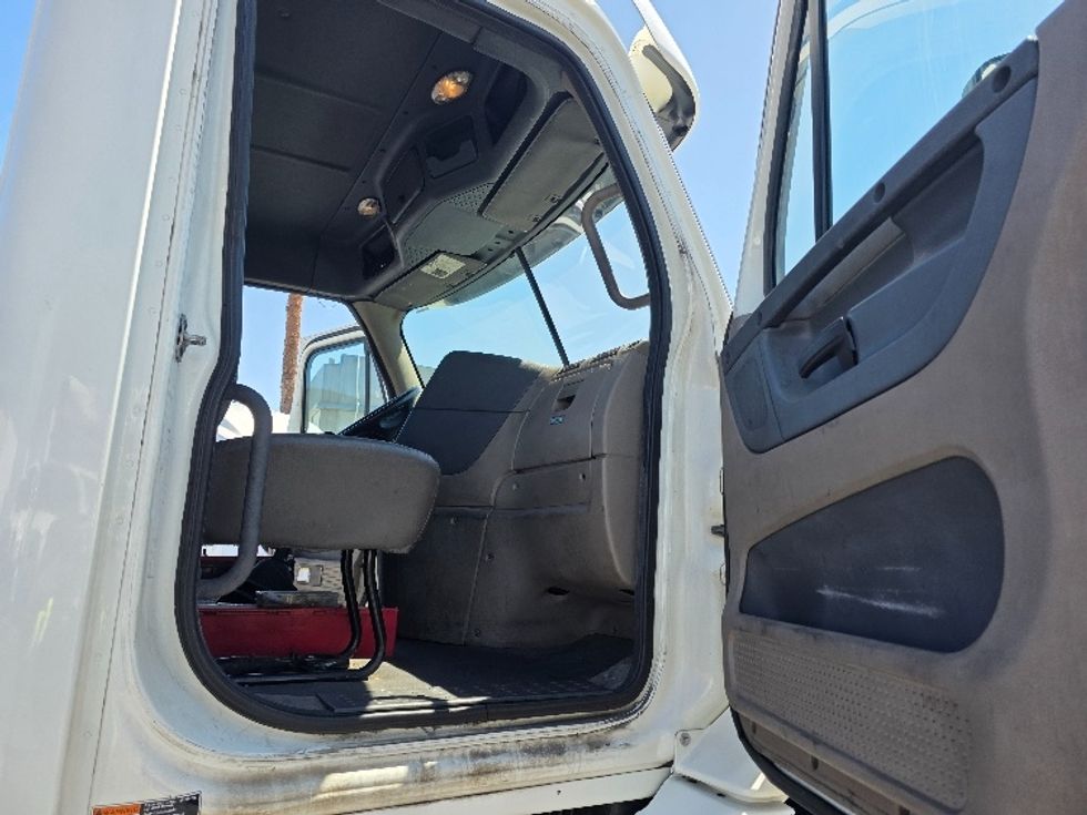 Day Cab Tractor-Heavy Duty Tractors-Freightliner-2016-Cascadia 11342ST-Torrance-CA-304,858\n\t\tmiles-$ 17,500 - Image 12